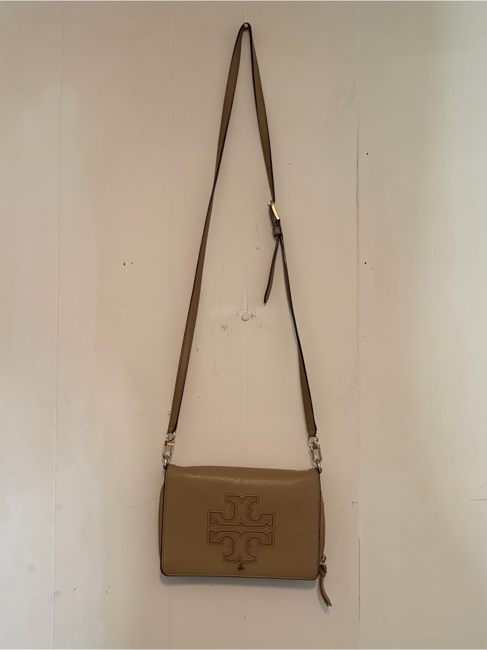 Tory Burch Harper Flat Wallet Pebbled Leather Crossbody in vintage camel